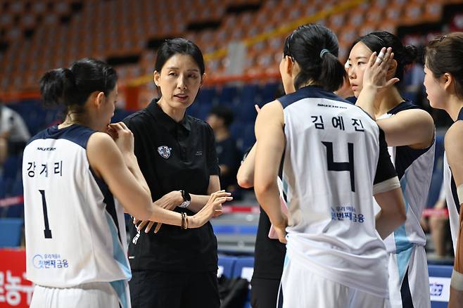 우리은행 강계리, 전주원 코치, 김예진, 박혜미. 사진제공=WKBL