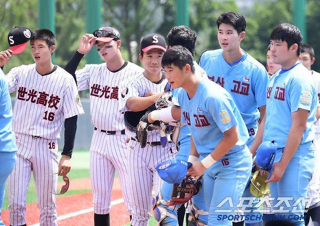 경기 종료 후 세광고 선수들과 인사를 나누는 하현승.
