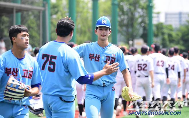 부산고가 세광고에 4대 3으로 승리했다. 하이파이브를 나누고 있는 하현승.