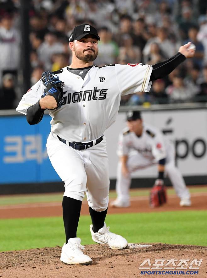 2일 부산 사직구장에서 열린 롯데 자이언츠와 LG 트윈스의 경기. 6회 2사 1루 롯데 감보아가 1루 주자를 견제하고 있다. 부산=박재만 기자 pjm@sportschosun.com/2025.07.02/