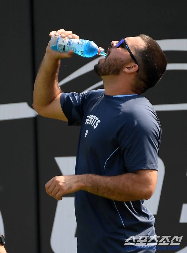 전날 99구 던진 뒤 다음날 폴대에서 폴대까지 반복해서 달린 감보아는 시원하게 이온 음료를 마신 뒤 훈련을 마쳤다.