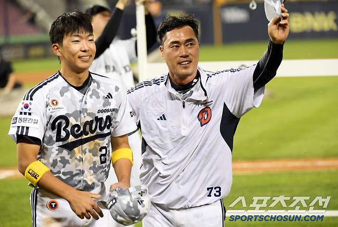 5일 잠실구장에서 열린 두산 베어스와 KIA 타이거즈의 경기. 10회말 2사 1,3루 두산 김민석 끝내기 안타로 연패를 끊은 조성환 감독이 기뻐하고 있다. 잠실=박재만 기자 pjm@sportschosun.com/2025.06.05/