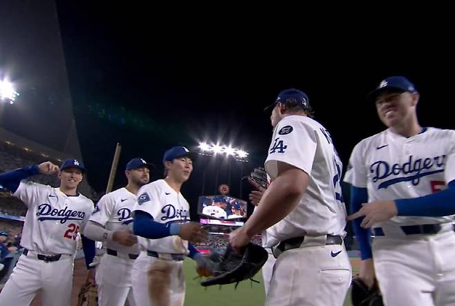 LA 다저스 클레이튼 커쇼가 3000탈삼진을 달성한 뒤 김혜성으로부터 축하 인사를 받고 있다. 사진=MLB.TV 캡처