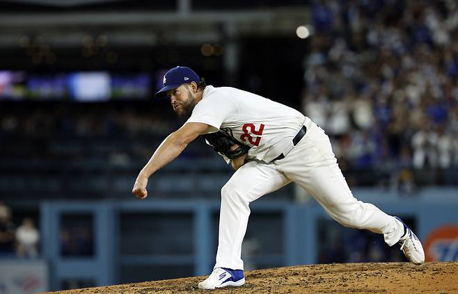 클레이튼 커쇼가 6회초 2사후 비니 카프라를 루킹 삼진으로 잡고 있다. 그는 주무기인 슬라이더를 바깥쪽 스트라이크로 꽂았다. AP연합뉴스