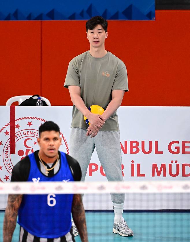 지난 5월 열린 트라이아웃에서 선수를 지켜보는 박철우 코치. 사진제공=KOVO