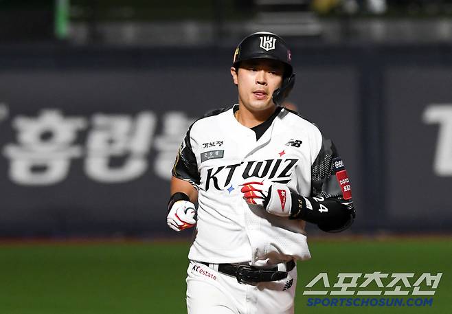 24일 수원KT위즈파크에서 열린 KBO리그 KT 위즈와 LG 트윈스의 경기. 7회말 2사 1루 KT 문상철이 투런포를 날린 뒤 환호하고 있다. 수원=박재만 기자 pjm@sportschosun.com/2025.06.24/