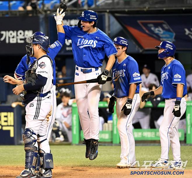 3일 잠실야구장에서 열린 삼성과 두산의 경기, 9회초 무사 만루 이재현이 역전 만루홈런을 치고 기쁨을 나누고 있다. 잠실=허상욱 기자wook@sportschosun.com/2025.07.03/
