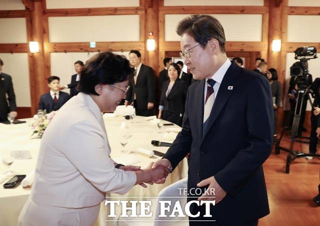 이재명 정부의 검찰 라인 인선을 두고 조국혁신당이 연일 강한 불만을 쏟아내고 있다. 대선 당시 선거연대를 맺었던 두 정치세력이지만, 검찰개혁 핵심 요직 인선을 둘러싼 입장차가 생기면서다. 지난달 4일 국회 사랑재에서 열린 오찬에서 이 대통령과 악수하는 김선민 조국혁신당 당 대표 권한대행. /국회사진기자단