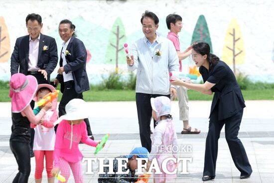 고양시가 2일 개장한 '공릉천 발물놀이터'를 찾은 인근 지역 어린이들이 즐거운 시간을 보내고 있는 가운데 이동환 시장(오른쪽 3번째)이 환한 미소를 보이고 있다./고양시