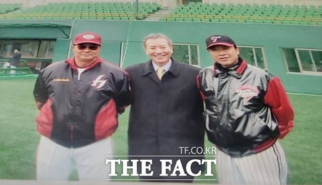 2008년 히어로즈 사령탑 시절의 이광환 감독(맨 왼쪽)과 기술고문 박용진(가운데), 김재박 LG 감독./박용진 소장