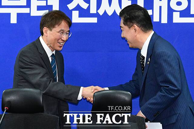 김병기 더불어민주당 대표 직무대행 겸 원내대표(오른쪽)가 3일 오전 서울 여의도 국회 의원회관에서 열린 '더불어민주당 국방위원·국정기획위' 간담회에 참석해 홍현익 국정기획위원회 외교안보분과위원장과 인사하고 있다. /국회=남윤호 기자