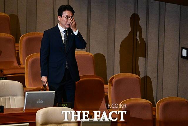 김민석 후보가 자신의 임명동의안 표결에 참여하고 있다.