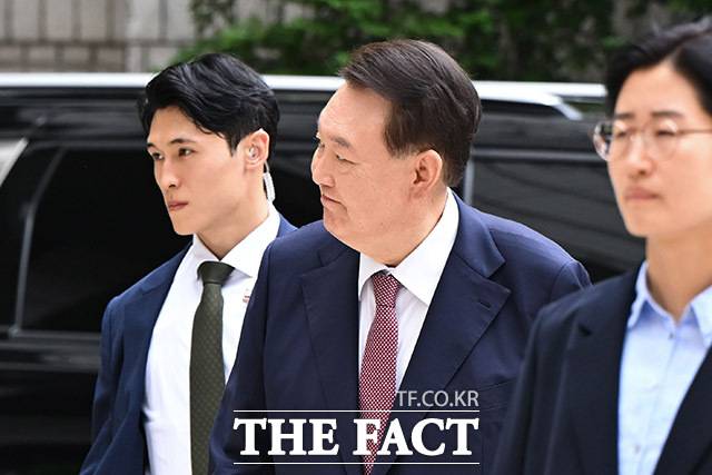 윤석열 전 대통령 내란 혐의 재판에 증인으로 출석한 국군정보사령부 간부가 12·3 비상계엄 당시 상황에 대해 떳떳하지 못한 일에 연루됐다는 취지로 증언했다. 윤 전 대통령이 3일 서울 서초구 서울중앙지방법원에서 열린 우두머리 혐의·직권남용 권리행사 방해 혐의 사건 9차 공판에 출석하고 있다. /사진공동취재단