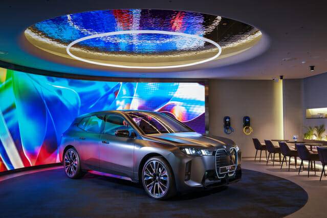 서울 중구 BMW 차징 허브 라운지에 전시된 뉴 iX M70 xDrive