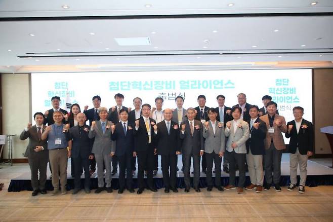 2일 서울에서 열린 '첨단혁신장비 얼라이언스' 출범식 참석자들이 기념촬영을 하고 있다. 사진=과기정통부