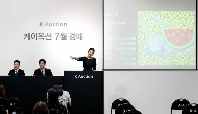 손 이사는 경매사가 단순히 호가를 부르는 사람이 아니라 현장의 모든 상황을 읽어내야 하는 '지휘자'라고 설명한다. 그는 "여성 특유의 섬세함과 직관이 긴장감 넘치는 상황에서 큰 힘을 발휘한다"고 강조했다. 사진 = 케이옥션