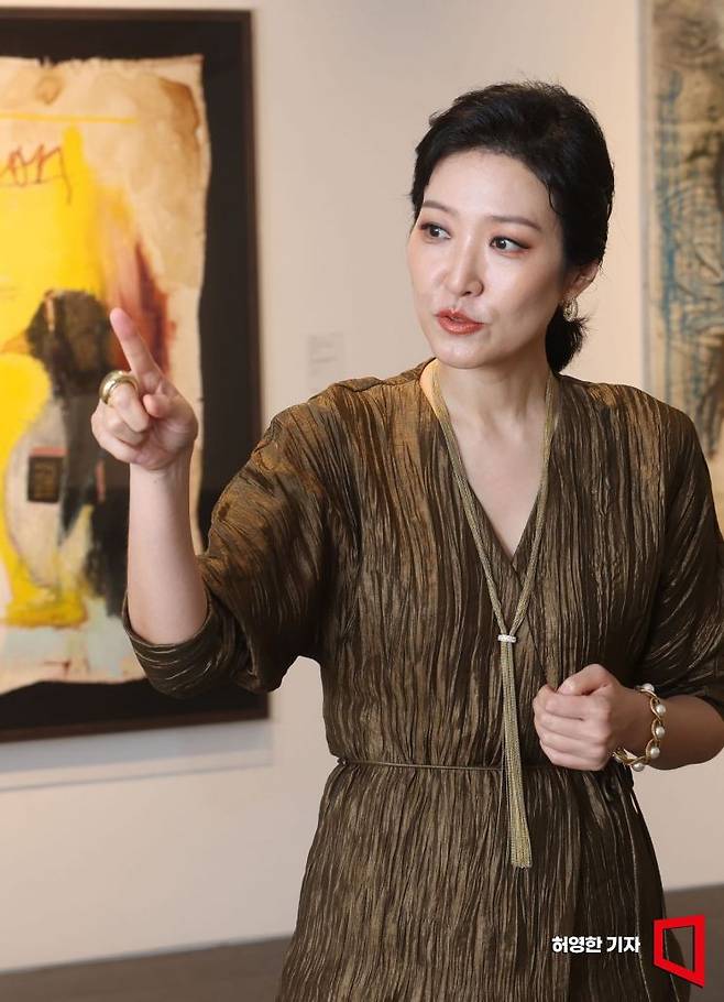 케이옥션 수석 경매사 손이천 이사가 경매를 앞둔 프리뷰 작품들이 걸려있는 서울 강남구 케이옥션 전시장에서 경매를 앞둔 작품에 대해 이야기하고 있다. 허영한 기자