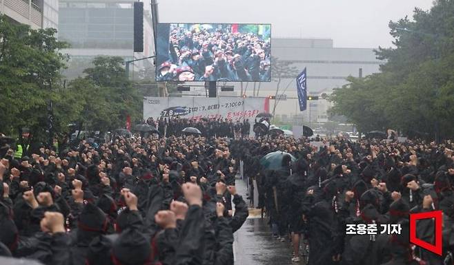 지난해 7월 삼성전자 최대 노조인 전국삼성전자노동조합이 사흘간 총파업을 선언하고 경기도 화성 삼성전자화성사업장 정문앞에서 열린 총파업결의대회에서 노조원들이 구호를 외치고 있다. 사진=조용준 기자 jun21@