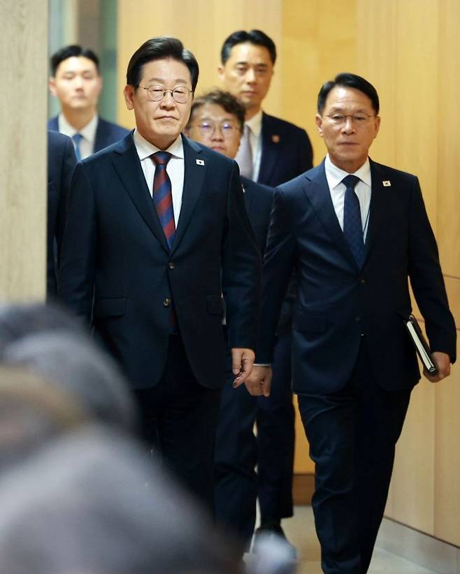 이재명 대통령이 3일 서울 용산 대통령실 청사에서 열린 2차 수석보좌관회의에 입장하고 있다. 연합뉴스