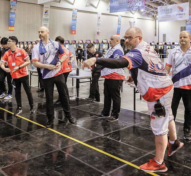 작년 7월 열린 K다트 페스티벌에 출전한 선수들의 경기 장면. /대한소프트다트협회