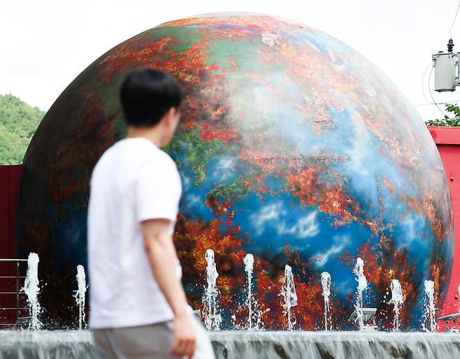 전국 대부분 지역에 폭염특보가 발효된 지난 1일,  대구 동구 대구시민안전테마파크에 설치된 불타는 지구 조형물 앞으로 분수대가 가동되고 있다./연합