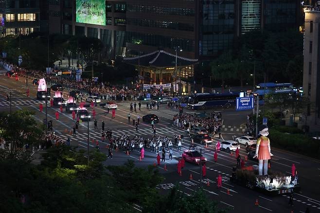 지난 28일 오후 서울 광화문 광장에서 '오징어 게임 시즌3' 퍼레이드 행사가 진행되고 있다. /남강호 기자