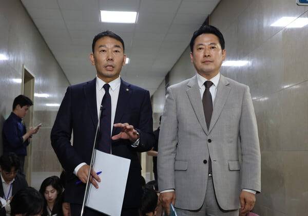 김용민 더불어민주당 법사위 간사와 장동혁 국민의힘 법사위 간사가 2일 서울 여의도 국회에서 상법 개정 관련 논의를 마친 뒤 기자들에게 브리핑을 하고 있다./뉴시스