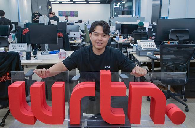 지난달 20일 서울 서초구 서초동 사무실에서 만난 이세영(29) 뤼튼테크놀로지스 대표가 카메라 앞에 섰다. 이 대표가 2021년 창업한 뤼튼은 '챗GPT' 등장 전부터 생성형 AI 기반 서비스를 내놨고, 이제는 월간 활성 이용자가 500만명이 넘는 AI 검색 포털로 성장했다. /조인원 기자