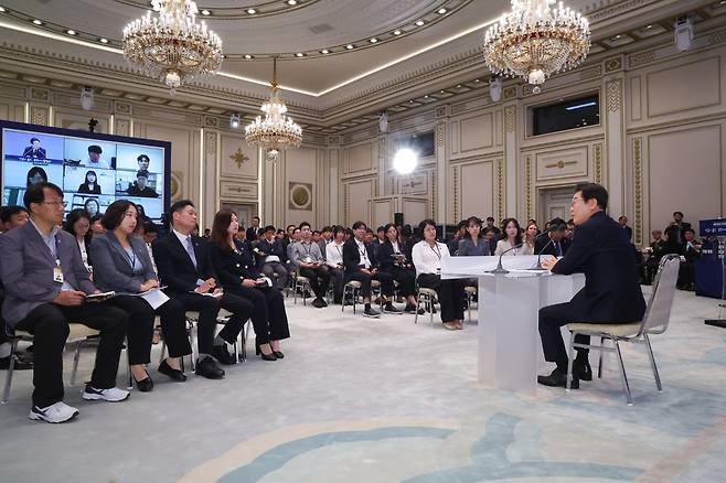 이재명 대통령이 3일 청와대 영빈관에서 열린 '대통령의 30일, 언론이 묻고 국민에게 답하다' 기자회견에서 출입기자 질문에 답변하고 있다./대통령실통신사진기자단