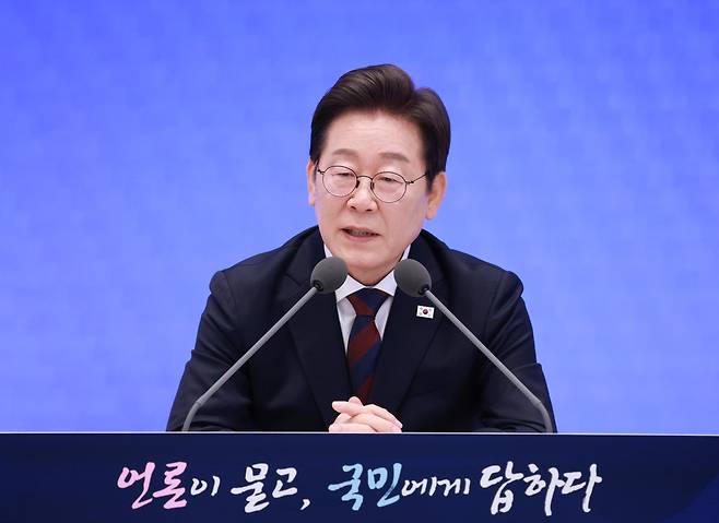 이재명 대통령이 3일 오전 청와대 영빈관에서 열린 ‘대통령의 30일, 언론이 묻고 국민에게 답하다’ 기자회견에서 발언하고 있다. /뉴시스