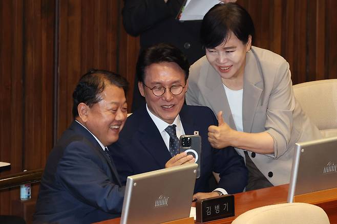 김민석 국무총리 후보자가 3일 오후 서울 여의도 국회에서 열린 본회의에서 김병주,전현희 더불어민주당 의원과 기념촬영을 하고 있다./뉴스1