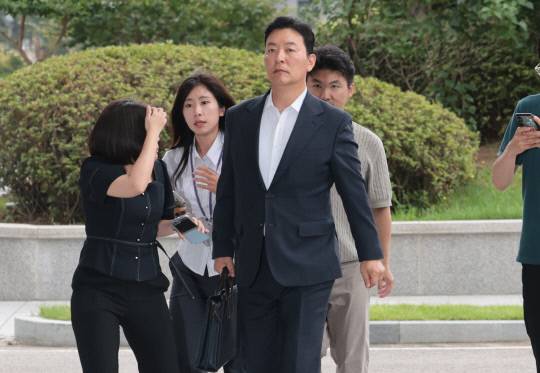 김성훈 전 대통령경호처 차장이 3일 내란특검 조사를 받기 위해 서초구 서울고검으로 들어서고 있다. 연합뉴스