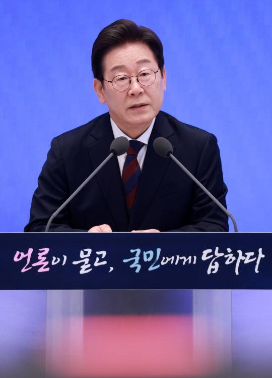 이재명 대통령이 3일 청와대 영빈관에서 열린 '대통령의 30일, 언론이 묻고 국민에게 답하다' 기자회견에서 발언하고 있다.연합뉴스