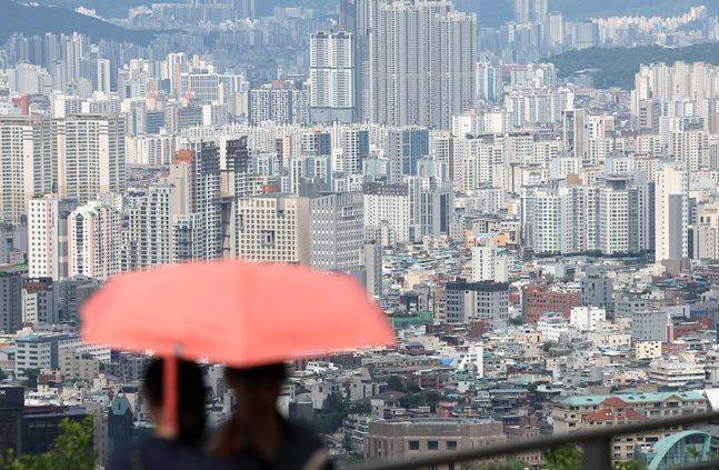 스트레스 총부채원리금상환비율(DSR) 3단계가 시행된 1일 오후 서울 남산에서 아파트 단지가 내려다 보이고 있다. ⓒ 뉴시스