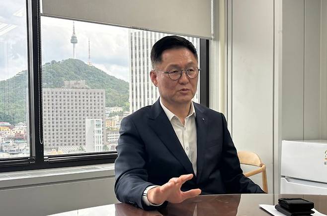 이해창 신한은행 외환본부장이 '쏠(SOL)트래블 체크카드'의 고객 중심 혜택에 대해 상세히 설명하고 있다.ⓒ데일리안