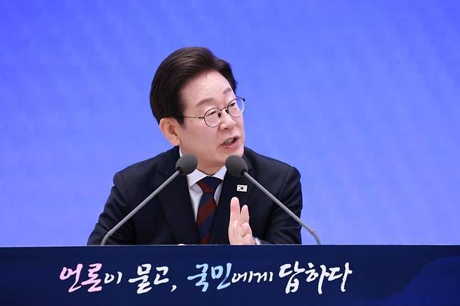 이재명 대통령이 3일 청와대 영빈관에서 열린 '대통령의 30일, 언론이 묻고 국민에게 답하다' 기자회견에서 출입기자 질문에 답변하고 있다.ⓒ뉴시스