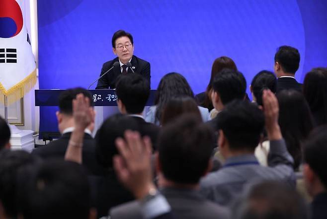 이재명 대통령이 3일 청와대 영빈관에서 열린 '대통령의 30일, 언론이 묻고 국민에게 답하다' 기자회견에서 외신기자들의 질문을 받고 있다.ⓒ뉴시스