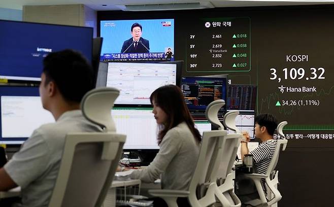 3일 서울 중구 하나은행 본점 딜링룸에서 이재명 대통령 취임 30일 기자회견 ‘대통령의 30일, 언론이 묻고 국민에게 답하다’가 생중계되고 있다. ⓒ뉴시스