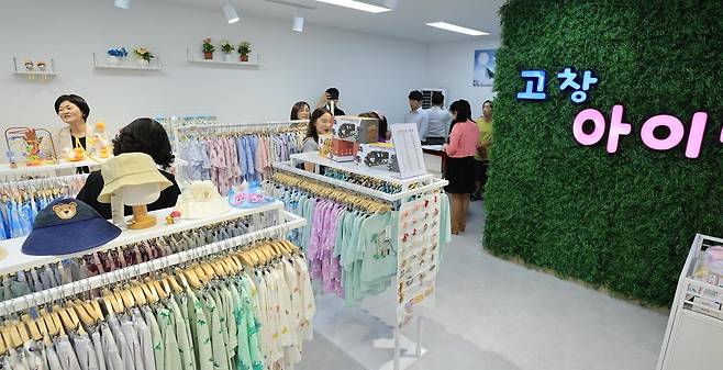 전북 고창군과 고창지역자활센터가 함께 개점한 출산·유아용품 전문 판매점 ‘고창아이랑’에서 부모들이 진열된 육아용품을 살펴보고 있다. 고창군 제공