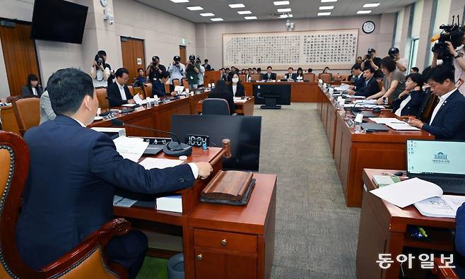 2일 국회 법제사법위원회 법안심사제1소위원회에서 더불어민주당 소속 김용민 소위원장(왼쪽)이 회의를 주재하고 있다. 이날 회의에선 주주 충실 의무 강화 등을 주요 내용으로 하는 상법 개정안 심의가 이뤄졌다.
이훈구 기자 ufo@donga.com