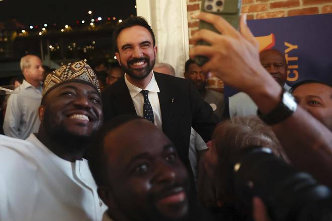 11월 미국 뉴욕시장 선거를 앞두고 1일(현지 시간) 야당 민주당 후보로 확정된 조란 맘다니 뉴욕 시의원이 지지자들과 사진을 찍고 있다. 뉴욕=AP 뉴시스