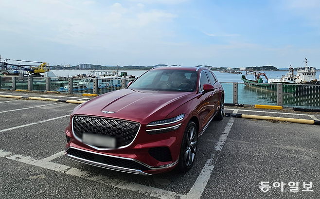 전북 전주에서 서울로 돌아오는 길, 전북 군산시 동백대교 인근 주차장에서 제네시스 GV70 3.5 가솔린 터보 모델이 잠시 멈춰 있다. 군산=김재형 기자 monami@donga.com