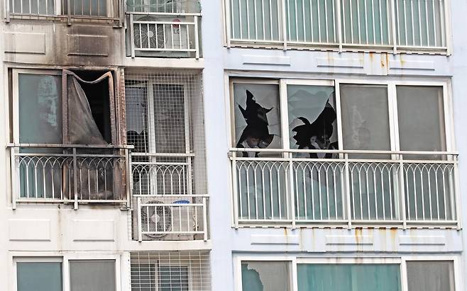 3일 어린이 2명이 숨진 부산 기장군 한 아파트 화재 현장에서 소방당국과 경찰 등 관계 기관이 합동감식을 벌이고 있다.   전날 오후 10시 58분쯤 기장군 한 아파트 6층에서 부모가 잠시 외출한 사이 불이 나 6살, 8살 자매가 심정지 상태로 인근 병원에 이송됐지만 끝내 사망 판정을 받았다. 2025.7.3/뉴스1