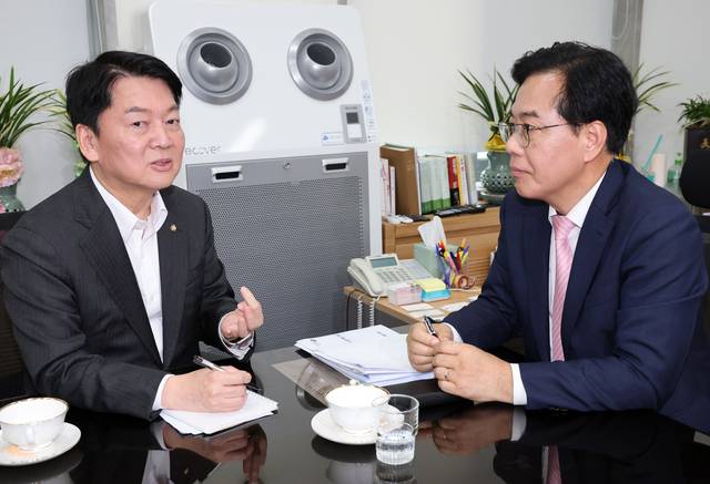 송언석(오른쪽) 국민의힘  비상대책위원장 겸 원내대표와 당 혁신위원장으로 내정된 안철수 의원이 2일 오후 국회 본청 원내 대표실에서 만나 대화하고 있다.  [공동취재]