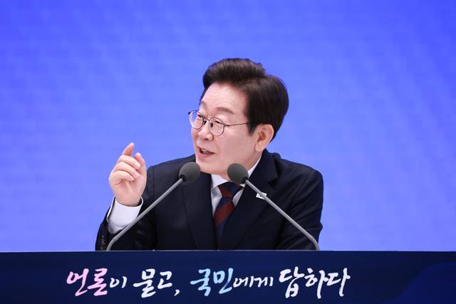 이재명 대통령이 3일 청와대 영빈관에서 열린 ‘대통령의 30일, 언론이 묻고 국민에게 답하다’ 기자회견에서 발언하고 있다. <연합뉴스 사진>
