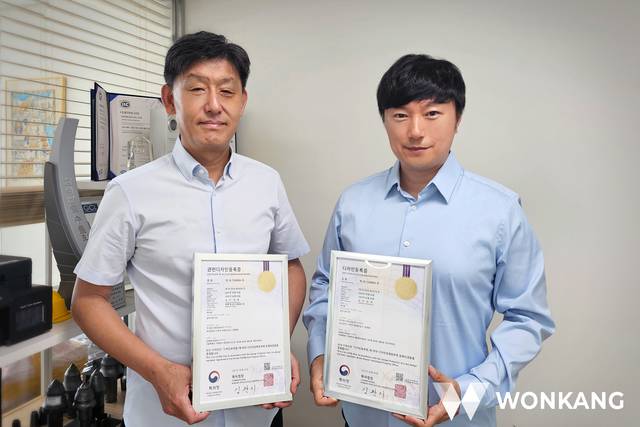 원강 강태영 대표(오른쪽)와 허엽 R&D연구소장이 특허등록증을 들고 기념촬영을 하고 있다.   원강 제공