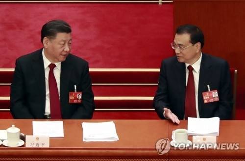 지난 2023년 양회에서 대화하는 시진핑(왼쪽)과 리커창. [연합뉴스 자료사진]