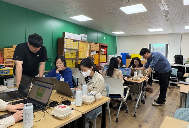 군포초등학교 교사들이 찾아가는 학교 컨설팅 사업 후 자발적으로 교사 워크샵을 통해 디지털 기반 교육 혁신을 확산하고 있다.