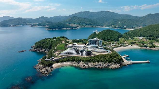 남해의 다랭이논처럼 가파른 절벽을 따라 객실이 층층이 들어선 '쏠비치 남해'. 소노인터내셔널 제공