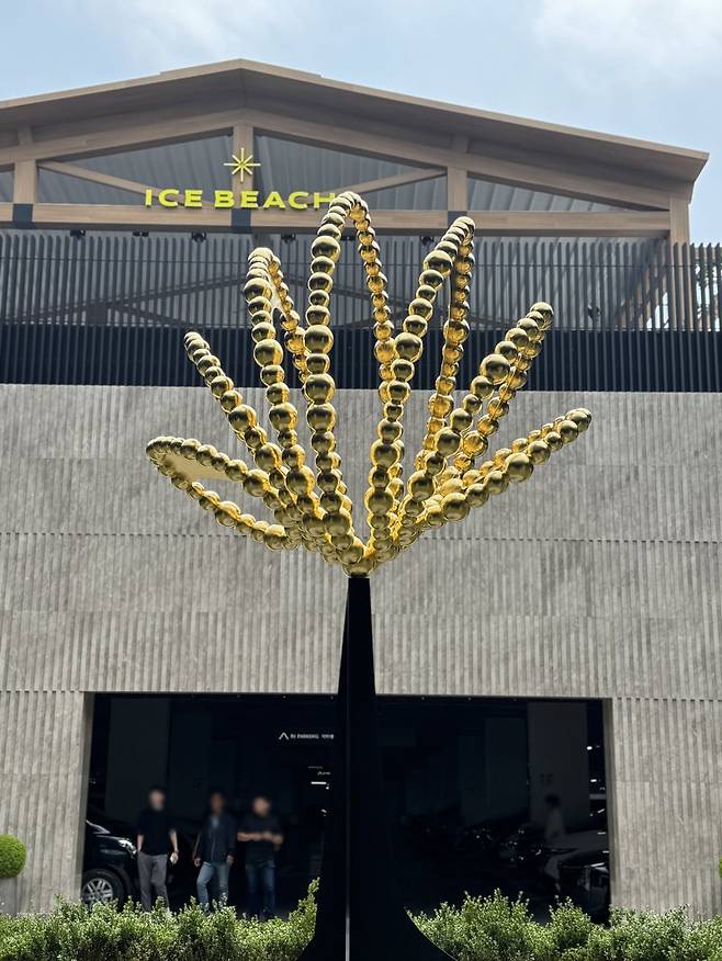 쏠비치 남해에 설치된 '유리구슬 작가' 장 미셸 오토니엘의 '황금 연꽃'. 사진=뉴시스